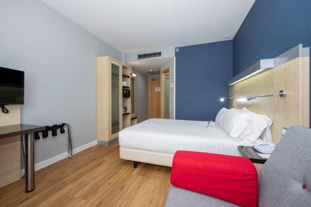 Standard Queen Room with Sofa Bed room - Image 2