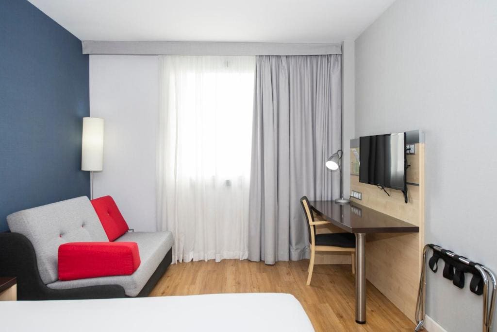 Standard Queen Room with Sofa Bed room - Image 3