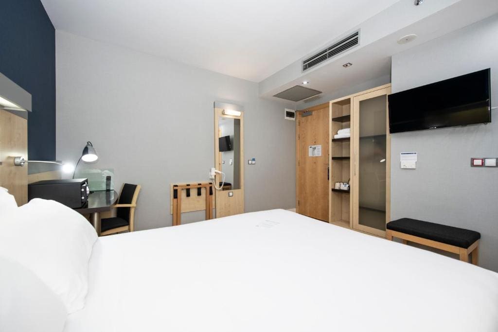 Standard Queen Room - Accessible with Free Breakfast room - Image 1