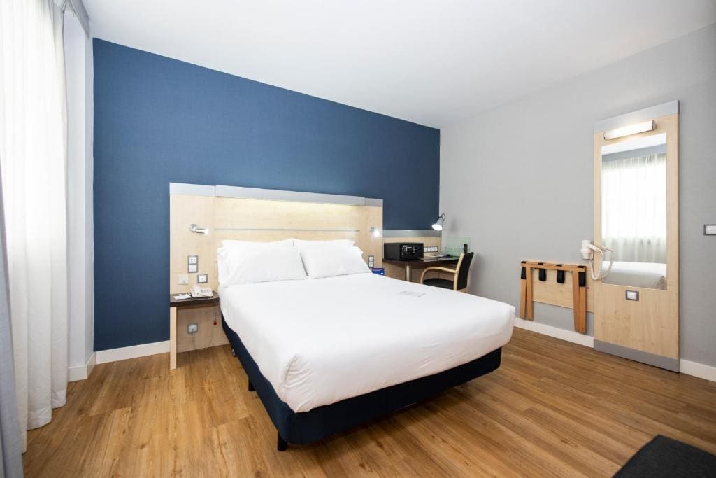 Standard Queen Room - Accessible with Free Breakfast room - Image 3