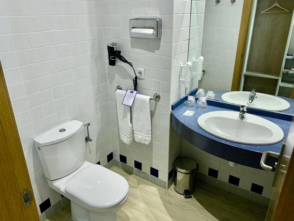 Standard Double Room with Sofa Bed room - Image 3