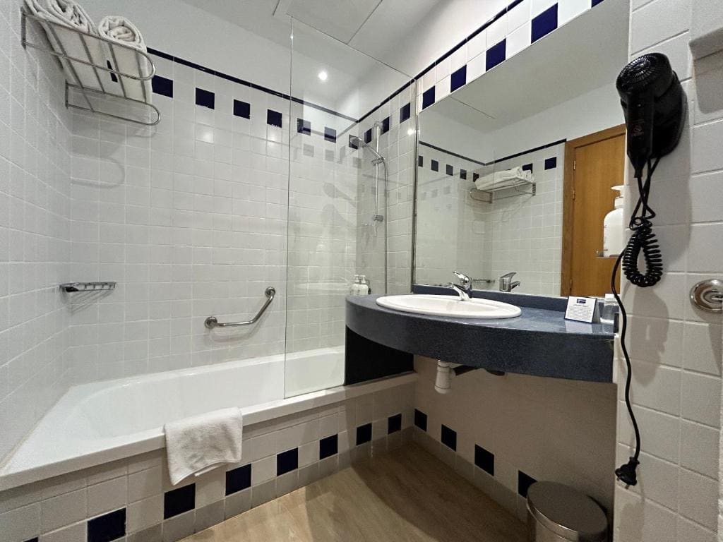 Standard Room with Free Breakfast room - Image 2
