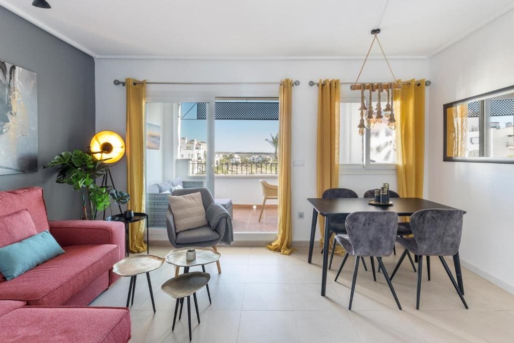 Three-Bedroom Apartment with Mountain View room - Image 1