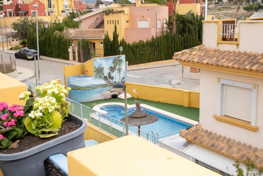 Three-Bedroom Apartment with Mountain View room - Image 2