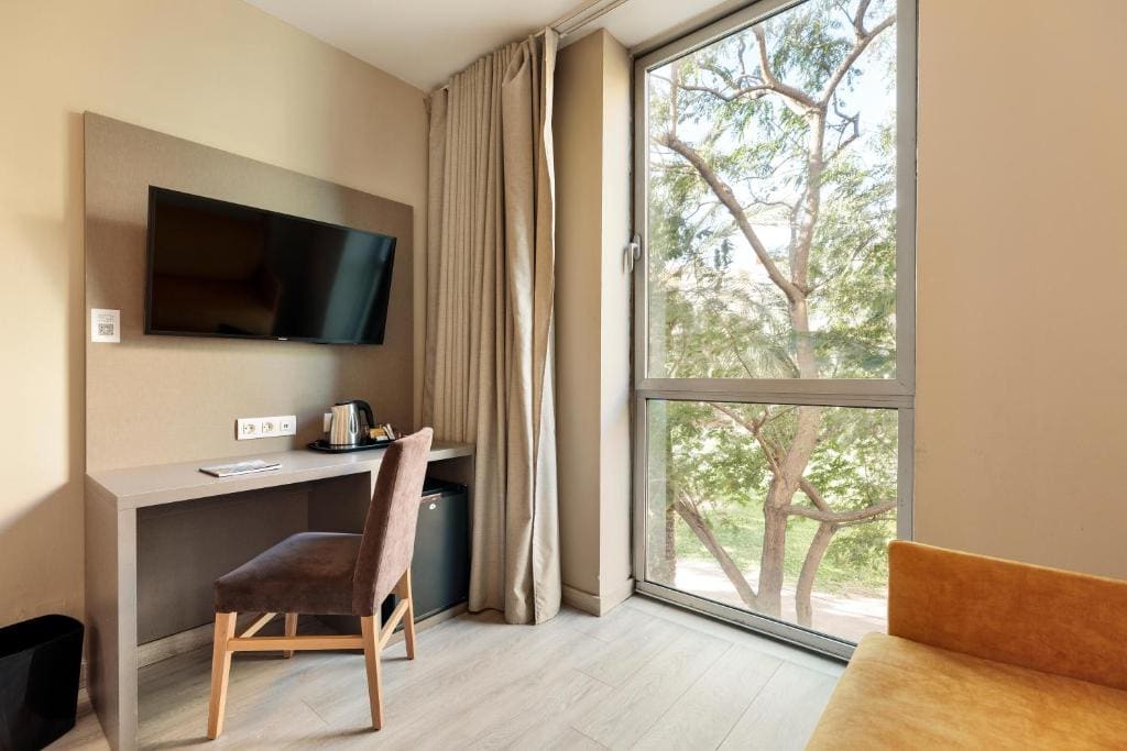 Business Double Room with Garden View room - Image 3