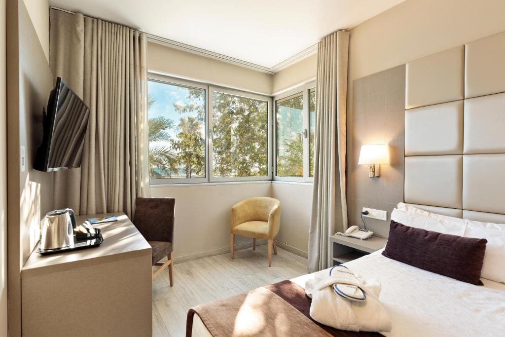 Deluxe Double or Twin Room with Sea View room - Image 3
