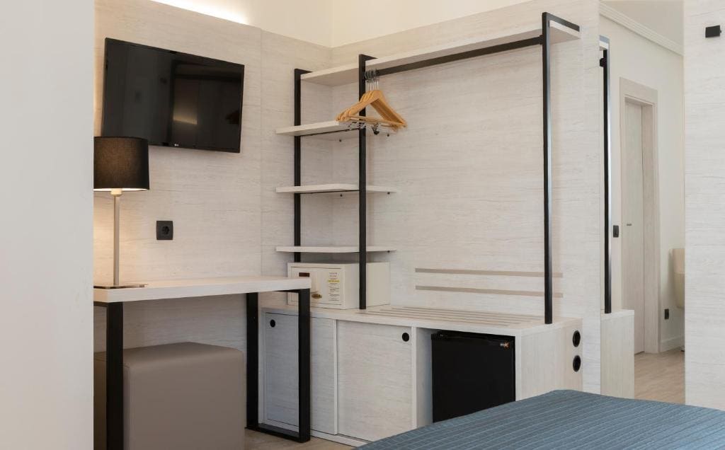 Triple Room (2 Adults + 1 Child) room - Image 3