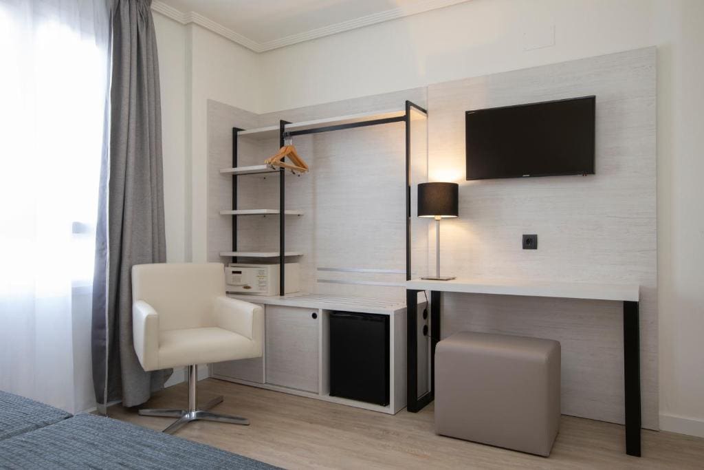 Triple Room (2 Adults + 1 Child) room - Image 2