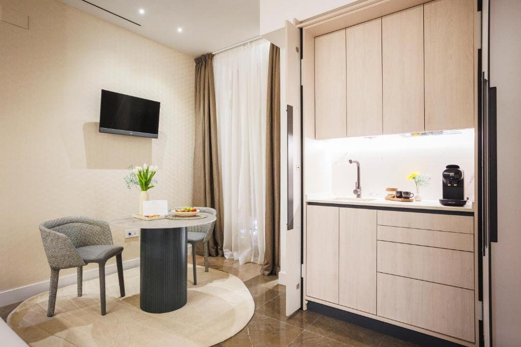Deluxe Queen Studio room - Image 1