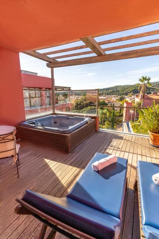 Suite with Private Jacuzzi room - Image 3
