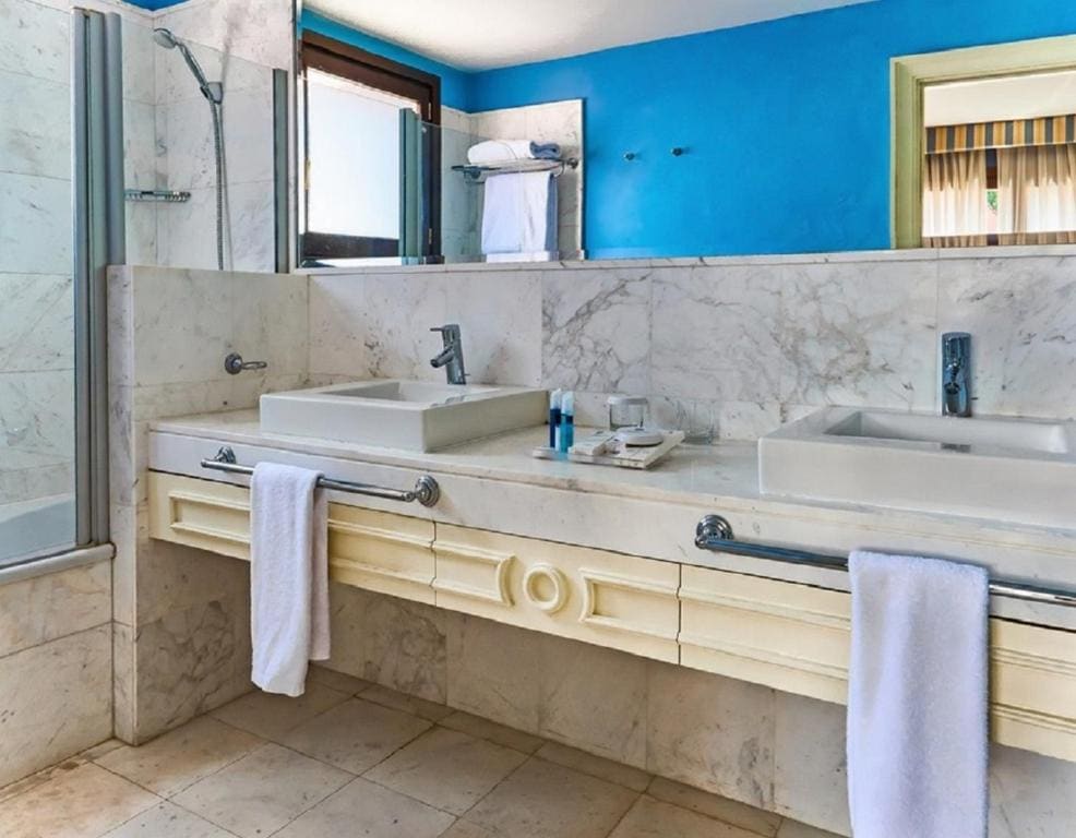 Suite with Private Jacuzzi room - Image 2