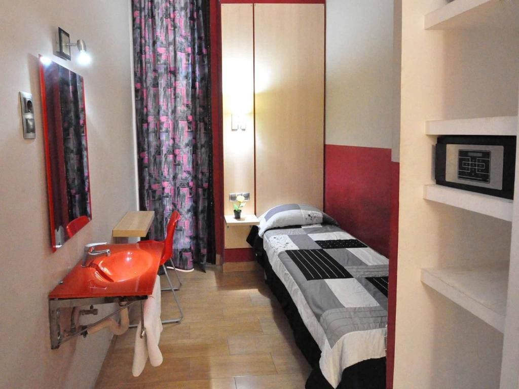 Basic Twin Room with Shared Bathroom room - Image 1