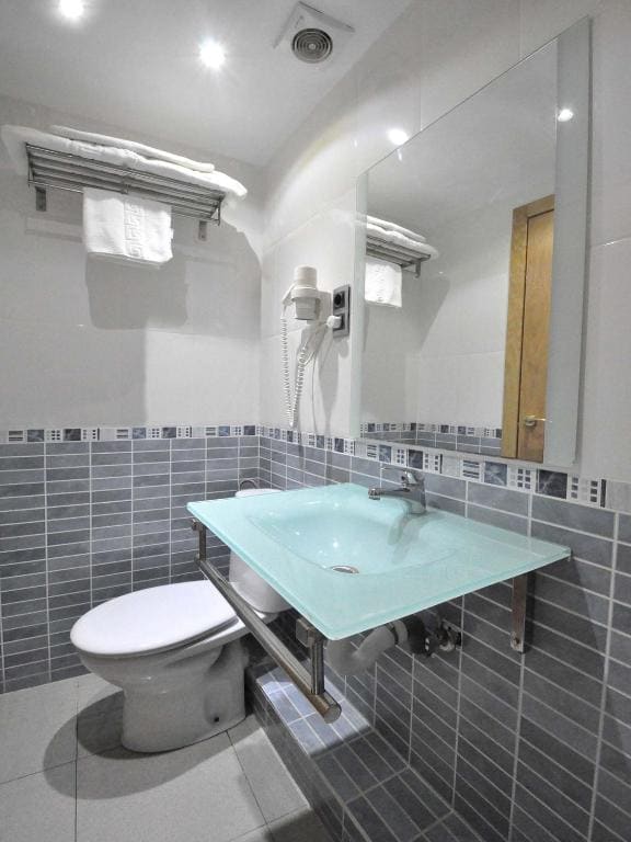 Double Room with Private Bathroom room - Image 1