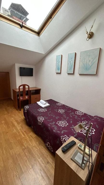 Single Room with Private Bathroom room - Image 1