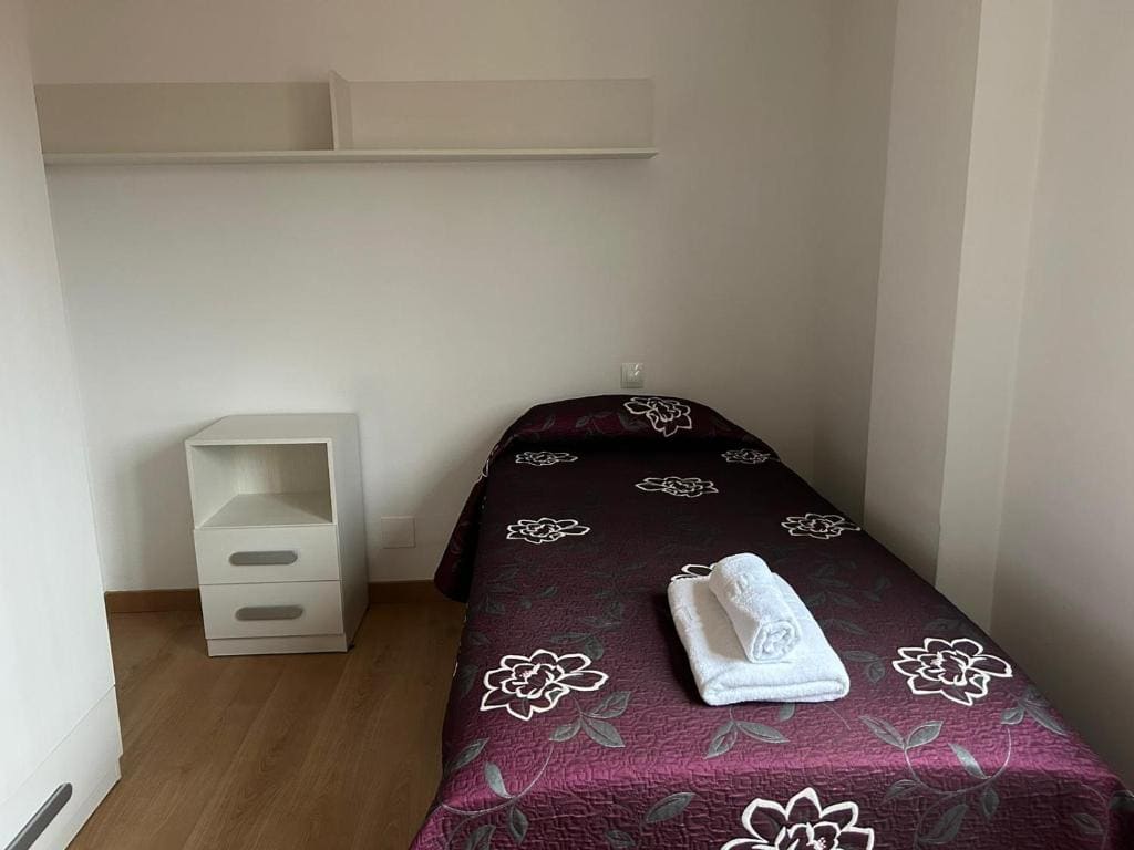Single Room with Shared Bathroom room - Image 1