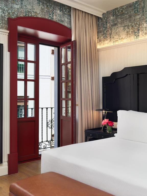 Deluxe Junior Suite room - Image 3