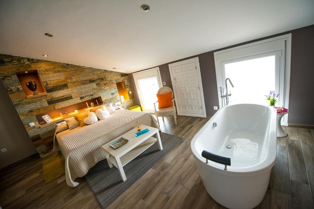 Deluxe Double Room with Bath room - Image 3
