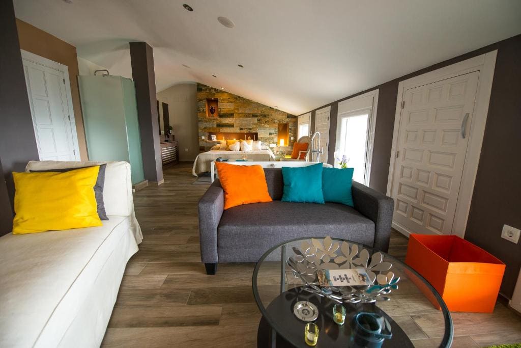 Deluxe Double Room with Bath room - Image 2