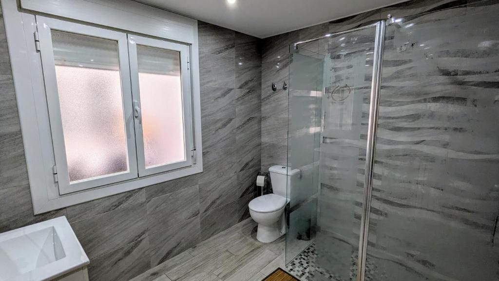 Double Room with Private Bathroom room - Image 2