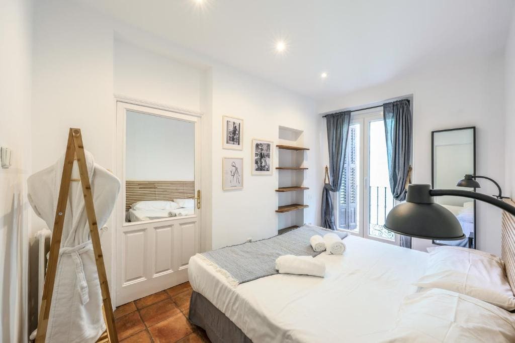 Family Room with Shared Bathroom room - Image 3