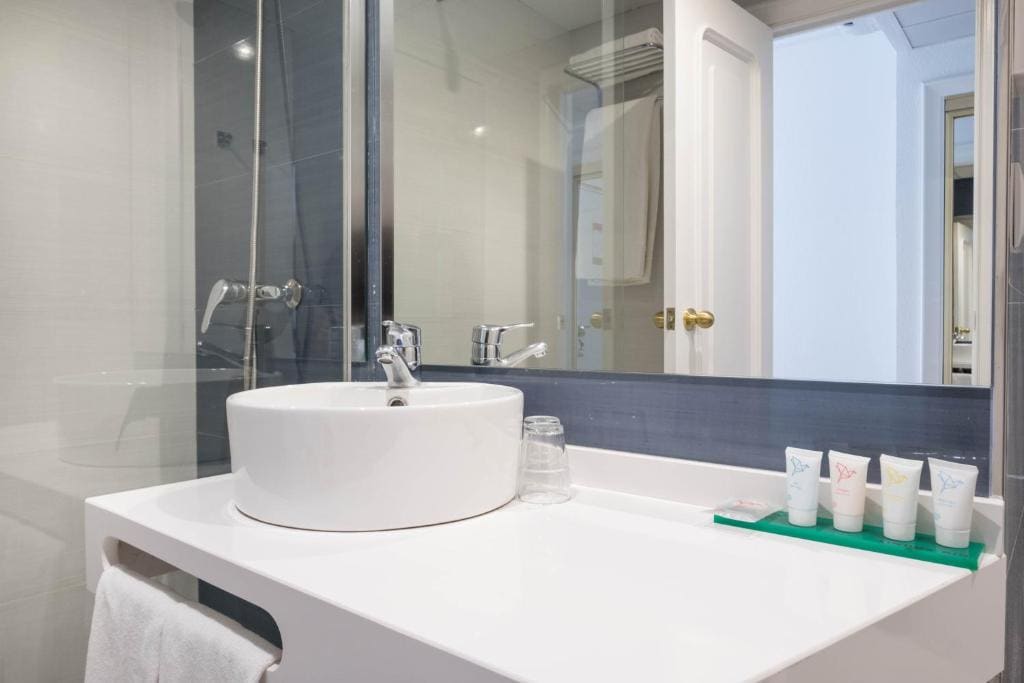 Standard Double or Twin Room room - Image 3