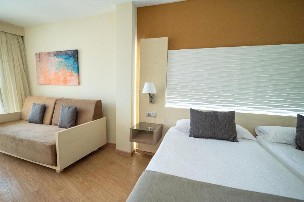 Deluxe Junior Suite with Hot Tub room - Image 2