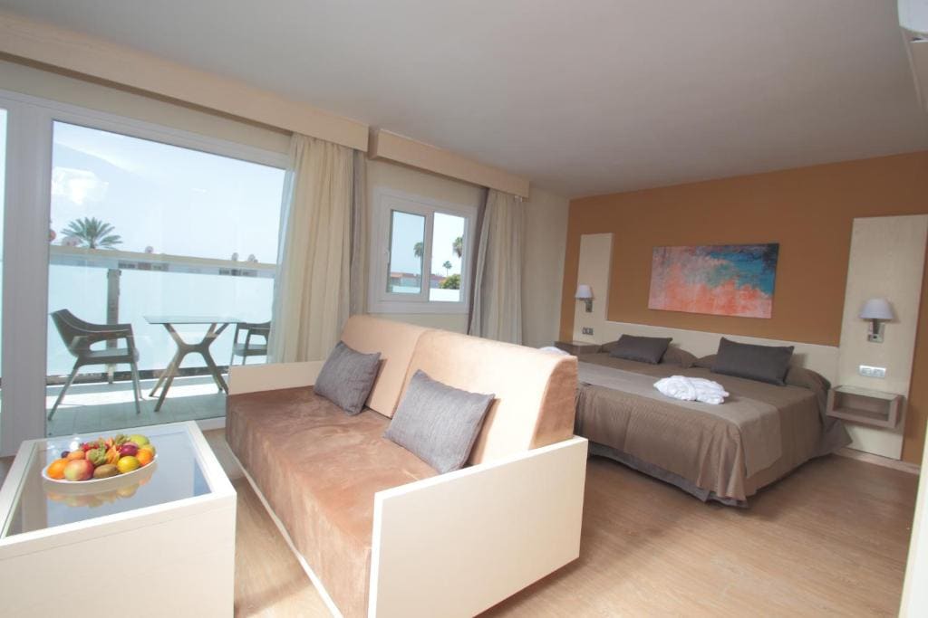 Deluxe Junior Suite with Hot Tub room - Image 3