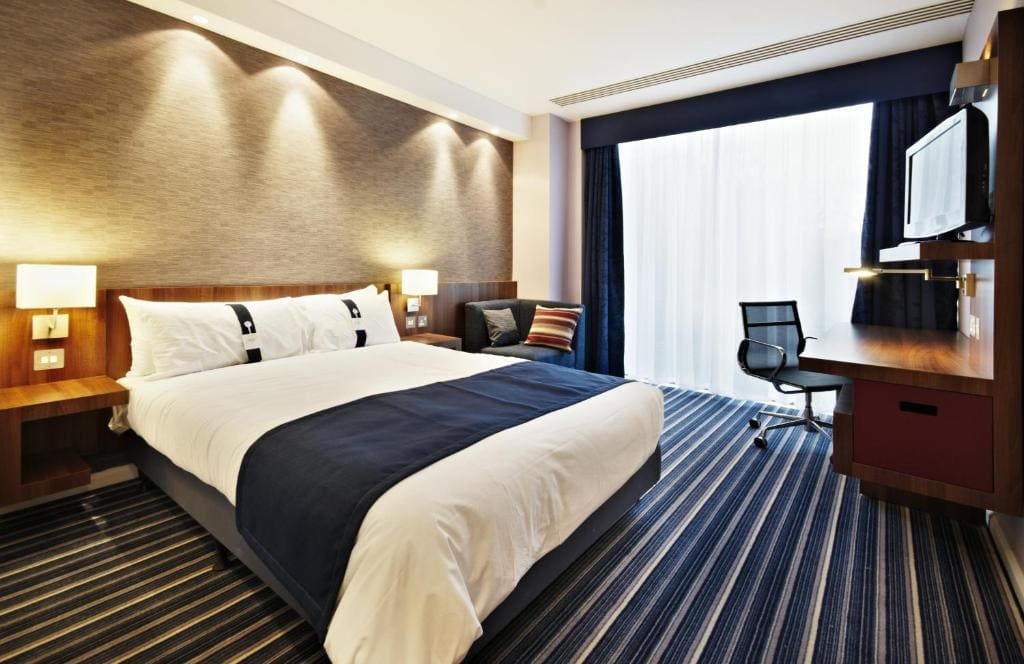 Standard Double Room with Sofa Bed room - Image 3