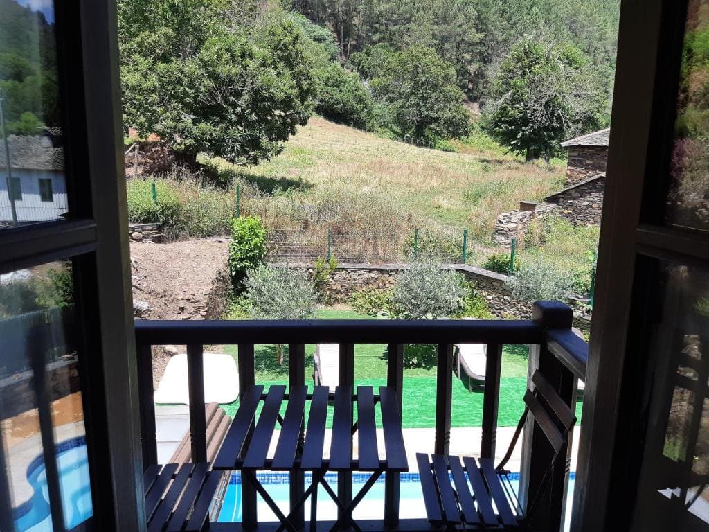 Double Room with Pool View room - Image 2