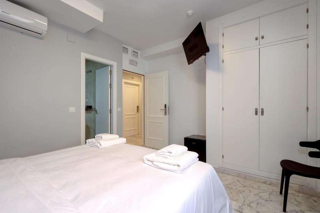 Large Double or Twin Room room - Image 3