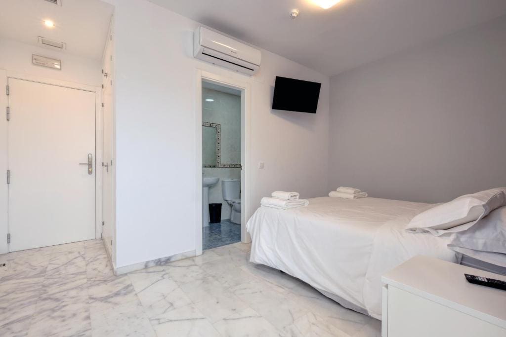 Large Double or Twin Room room - Image 2