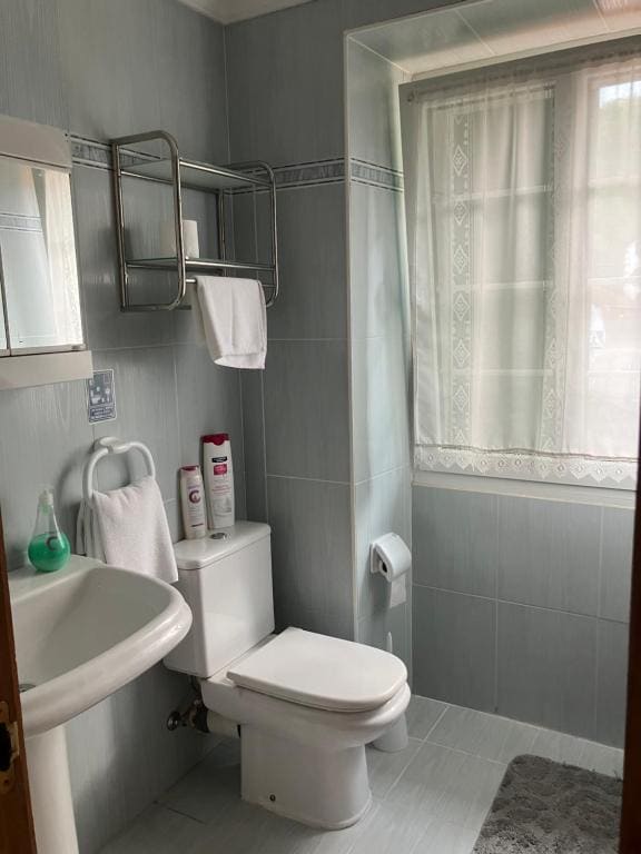 Twin Room with Private Bathroom room - Image 3