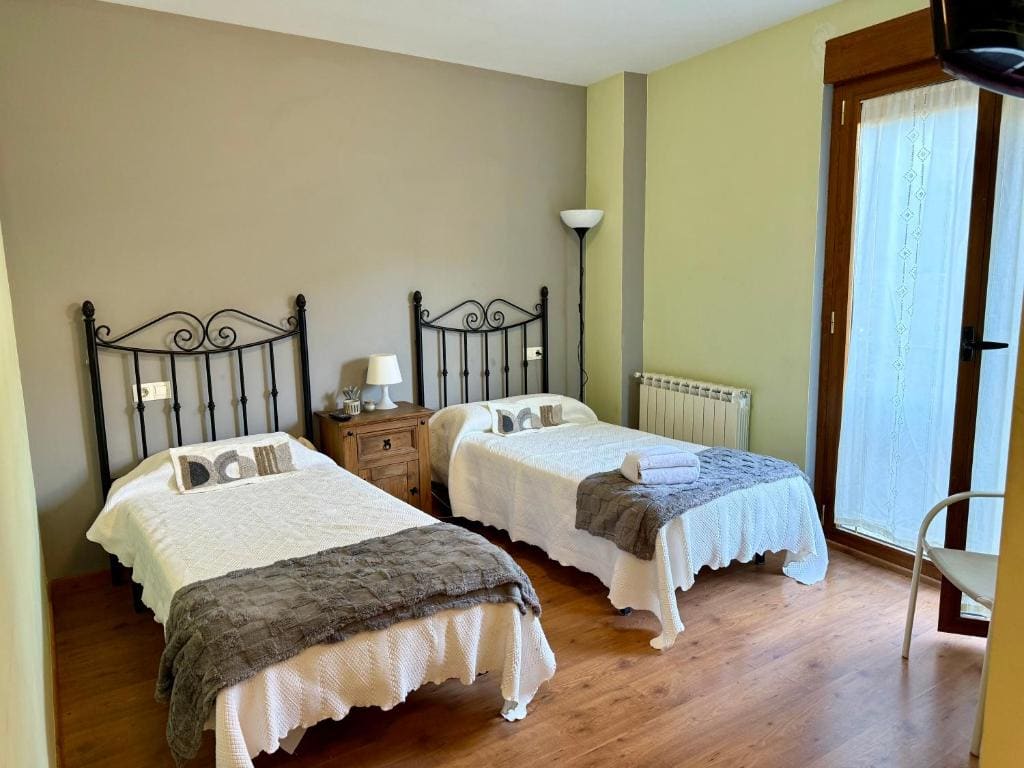 Superior Twin Room room - Image 3