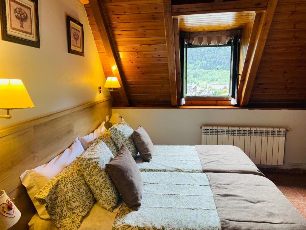 Standard Twin Room room - Image 3