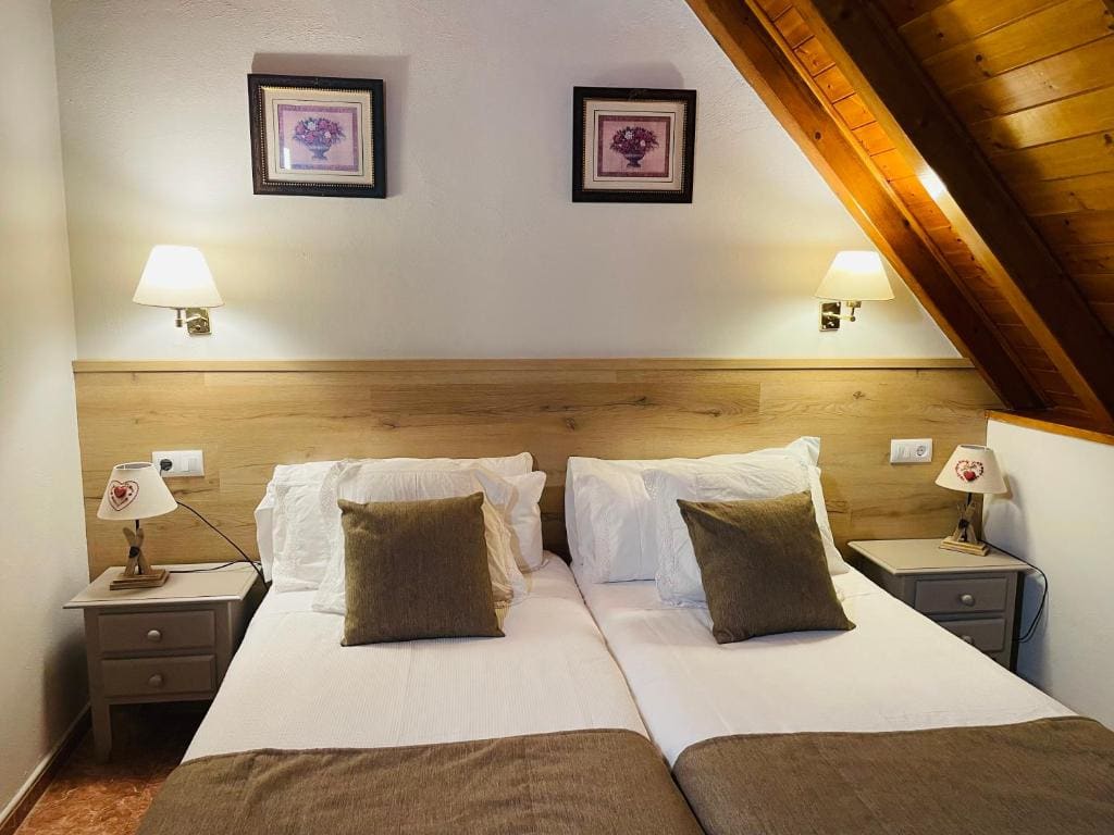 Standard Twin Room room - Image 2