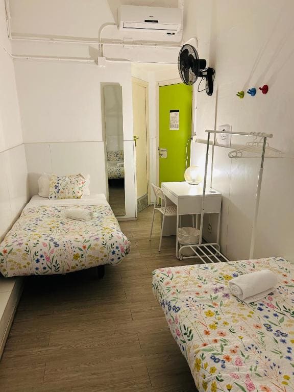 Twin Room with Private Bathroom room - Image 3