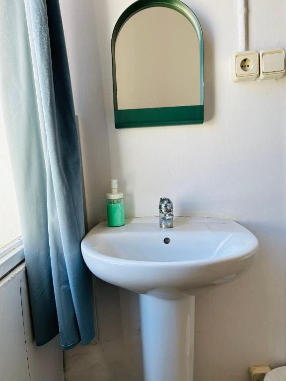 Twin Room with Shared Bathroom room - Image 3