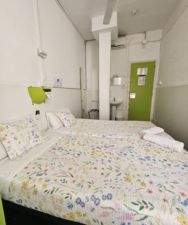 Twin Room with Shared Bathroom room - Image 2