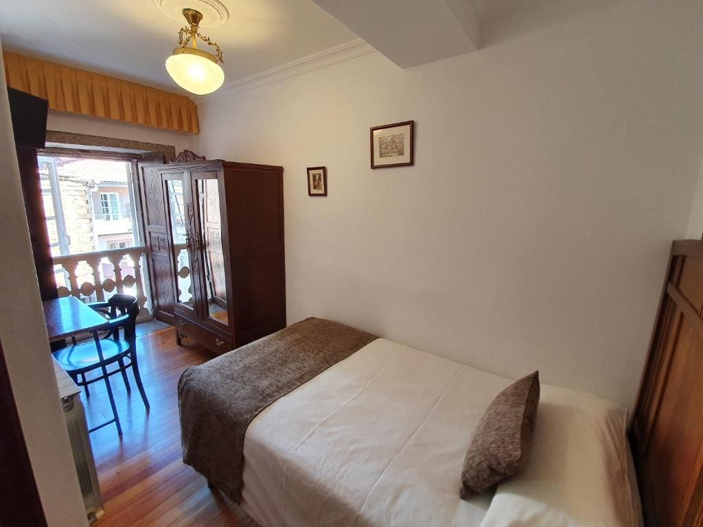Single Room with Private Bathroom room - Image 2