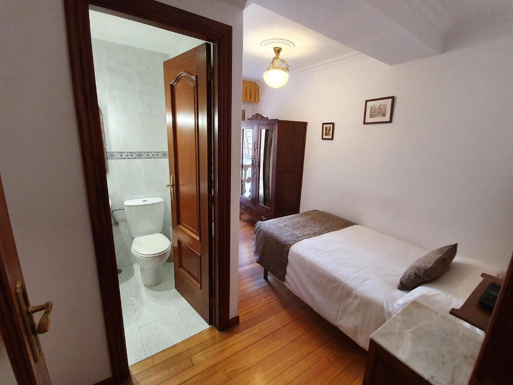 Single Room with Private Bathroom room - Image 1