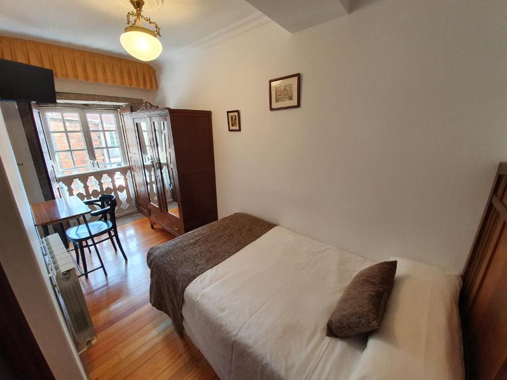 Single Room with Private Bathroom room - Image 3