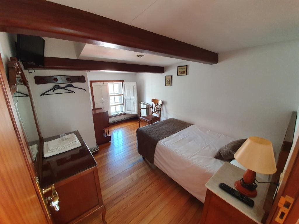 Standard Single Room with Shared Bathroom room - Image 2
