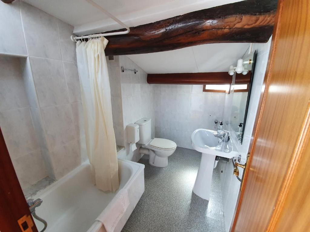 Standard Single Room with Shared Bathroom room - Image 1