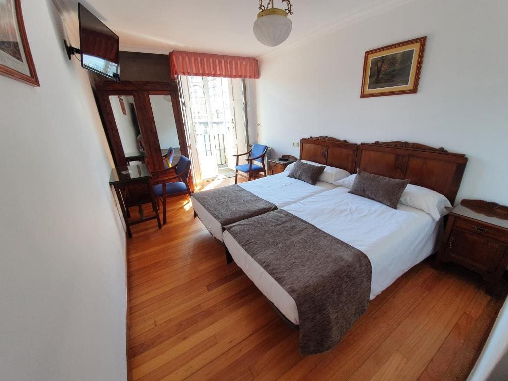 Standard Twin Room room - Image 3