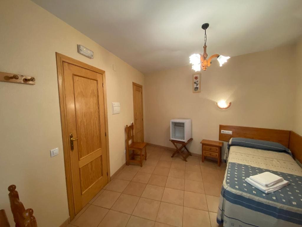 Single Room with Private Bathroom room - Image 1