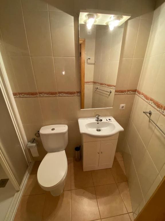 Single Room with Private Bathroom room - Image 3