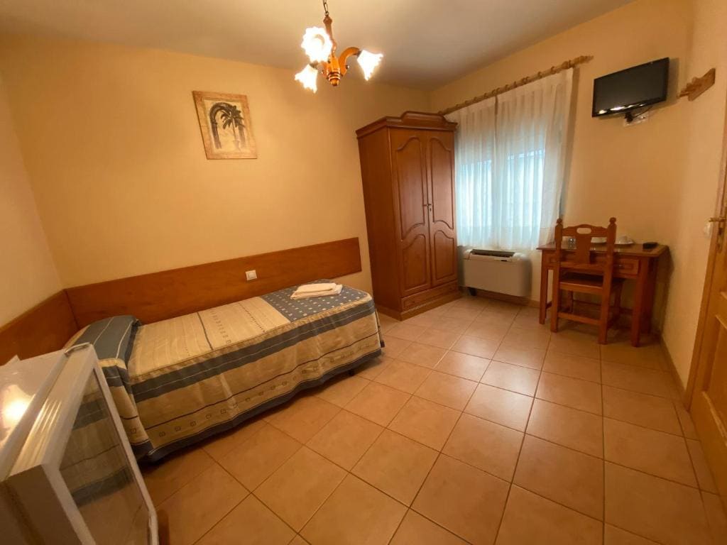 Single Room with Private Bathroom room - Image 2