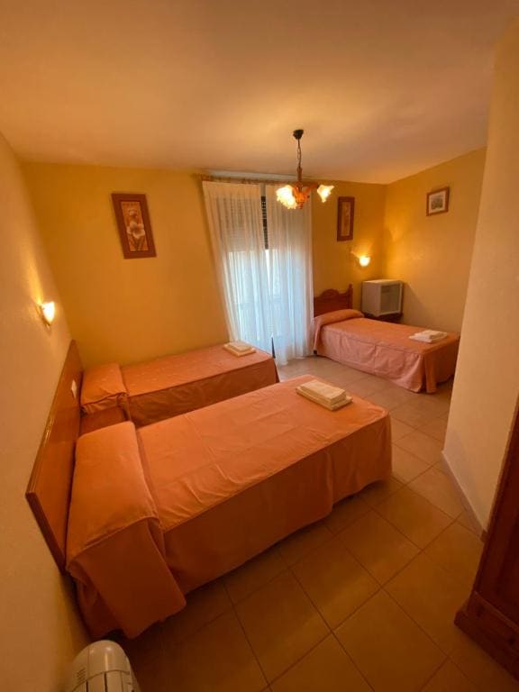 Triple Room with Private Bathroom room - Image 2