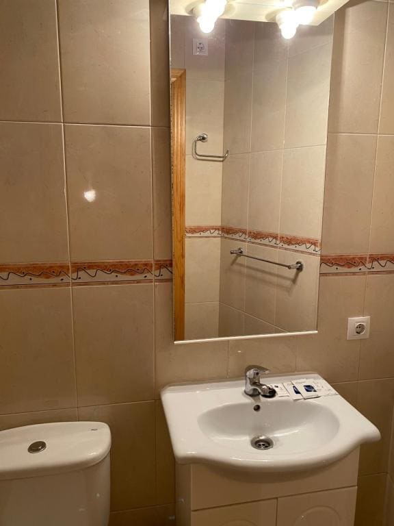 Twin Room with Private Bathroom room - Image 2
