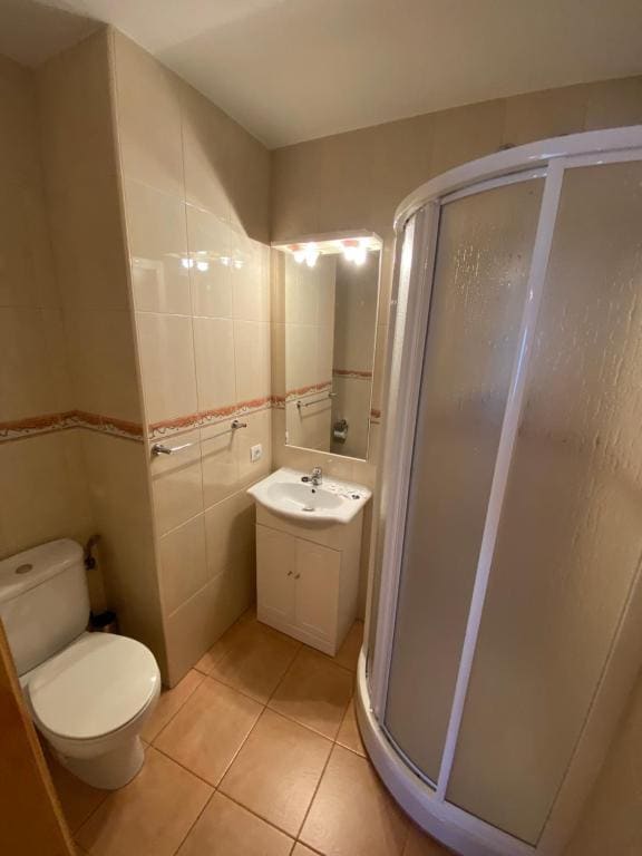 Twin Room with Private Bathroom room - Image 3